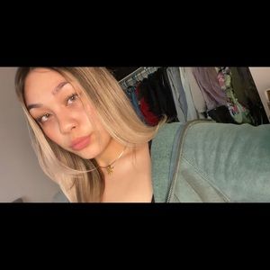 Meet your Posher, Alexis